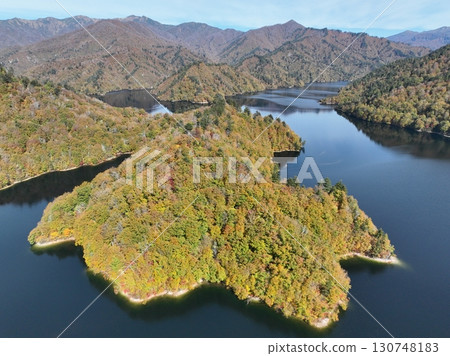 【八木澤水壩與奧利根湖鳥瞰圖】山與湖的紅葉 【八木澤水壩與奧利根湖鳥瞰圖】山與湖的紅葉 130748183