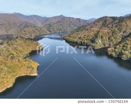 【八木澤水壩與奧利根湖鳥瞰圖】山與湖的紅葉 【八木澤水壩與奧利根湖鳥瞰圖】山與湖的紅葉 130748184