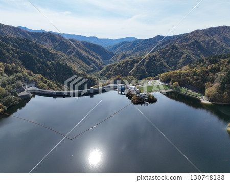 [Aerial view of Yagisawa Dam and Lake Okutone] Autumn foliage of the mountains and lake 130748188