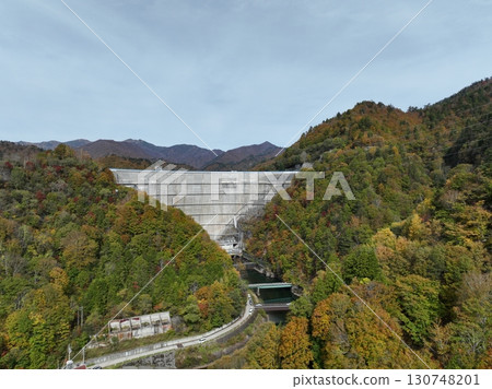 【八木澤水壩與奧利根湖鳥瞰圖】山與湖的紅葉 【八木澤水壩與奧利根湖鳥瞰圖】山與湖的紅葉 130748201