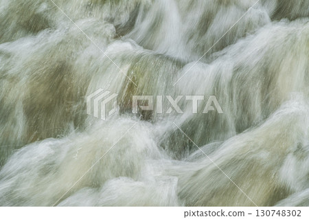 大阪府枚方市的天野川因雨水而變得渾濁 130748302