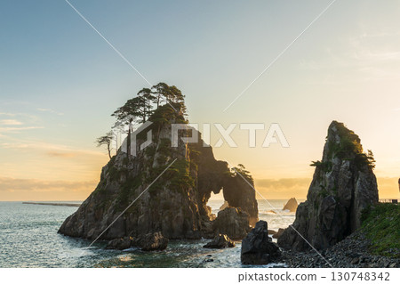 岩手縣久慈市小袖海岸釣金洞在朝陽下閃耀著金光 岩手縣久慈市小袖海岸釣金洞在朝陽下閃耀著金光 130748342