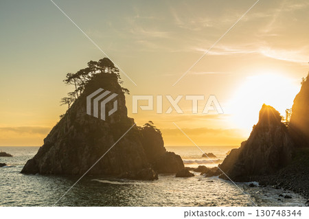 "Iwate Prefecture" Kosode Coast Tsurigane Cave, Kuji City, shining golden in the morning sun "Iwate Prefecture" Kosode Coast Tsurigane Cave, Kuji City, shining golden in the morning sun 130748344