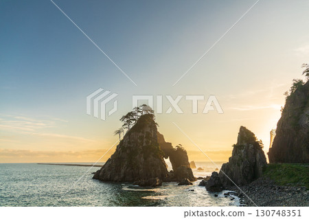 岩手縣久慈市小袖海岸釣金洞在朝陽下閃耀著金光 岩手縣久慈市小袖海岸釣金洞在朝陽下閃耀著金光 130748351