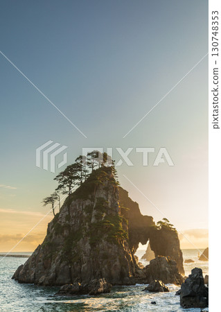 岩手縣久慈市小袖海岸釣金洞在朝陽下閃耀著金光 130748353