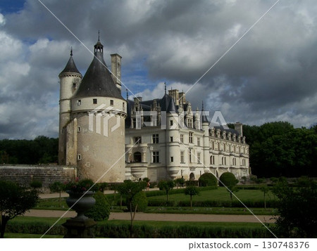 The poetry of clouds over Chenonceau Castle and its gardens in the Loire Valley 130748376