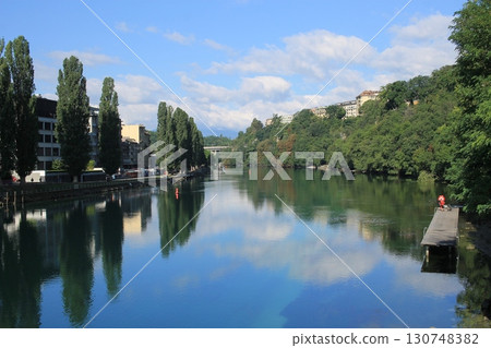 日內瓦羅納河畔寧靜的海濱與城市綠地的對話 130748382