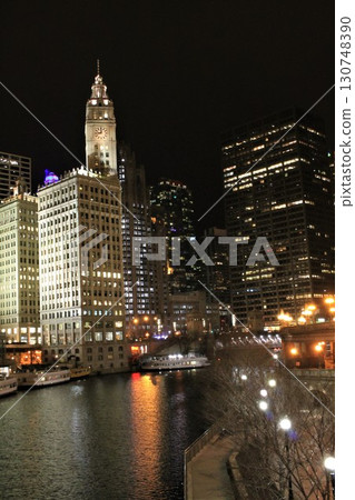 Night view of the Chicago River and reflections of historic buildings 130748390