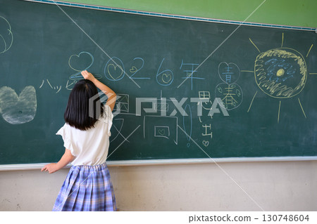 小學女孩在教室黑板上寫字 130748604