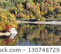 [Aerial photo of Lake Naramata in Gunma Prefecture] Autumn leaves reflected on the water surface 130748729
