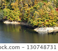 [Aerial photo of Lake Naramata in Gunma Prefecture] Autumn leaves reflected on the water surface 130748731
