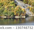 [Aerial photo of Lake Naramata in Gunma Prefecture] Autumn leaves reflected on the water surface 130748732