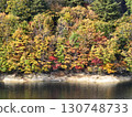 [Aerial photo of Lake Naramata in Gunma Prefecture] Autumn leaves reflected on the water surface 130748733