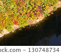 [Aerial photo of Lake Naramata in Gunma Prefecture] Autumn leaves reflected on the water surface 130748734