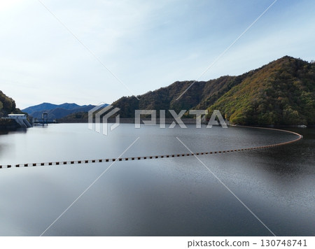 [群馬縣Naramata湖空拍照片]Naramata湖和Naramata水壩的秋葉 130748741