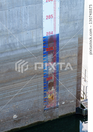 奈良布目水壩從夏末到初秋持續缺水。取水塔旁的水位刻度。 130748875