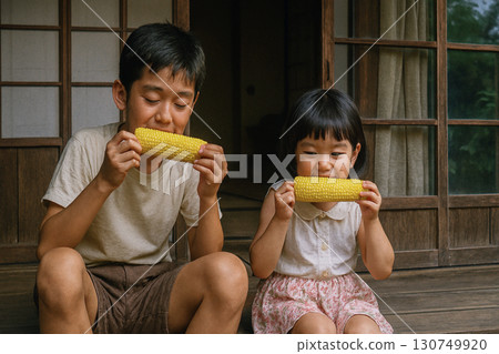 昭和時代的場景：一個孩子在陽台上吃玉米 130749920