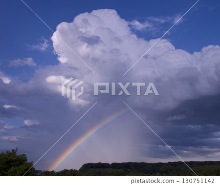積雨雲、彩虹和雨柱 130751142