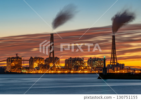 沐浴在晨曦中的火力發電廠 130751155