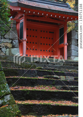 Old-fashioned red gate / A trip to Kyoto in autumn ~ Stone steps covered with fallen leaves and an old-fashioned red gate 130751188