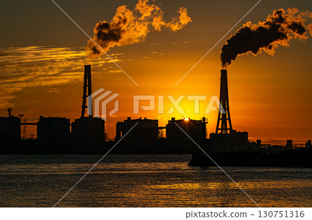 火力發電廠上空的日出 130751316