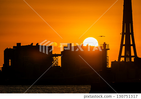 火力發電廠上空的日出 130751317