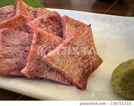 新鮮雪花牛肉 130751318