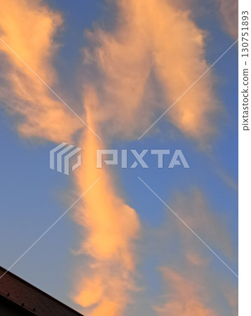 天空像火焰一樣飄動 天空像火焰一樣飄動 130751893