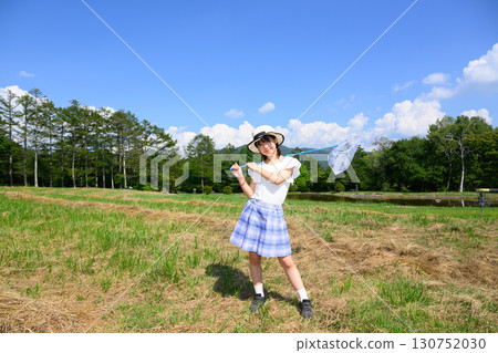 藍天下享受捕捉昆蟲的女孩 藍天下享受捕捉昆蟲的女孩 130752030