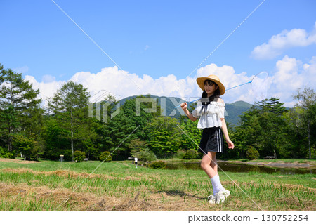 藍天下享受捕捉昆蟲的女孩 130752254