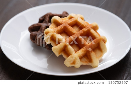Plain waffles and chocolate waffles (stock photo) Plain waffles and chocolate waffles (stock photo) 130752397