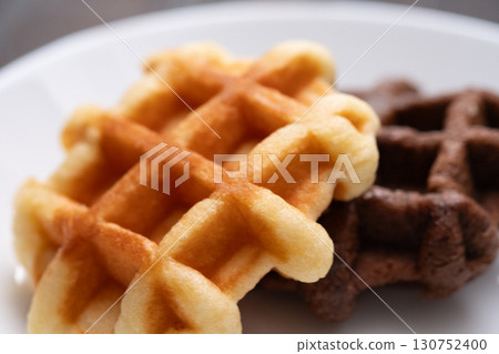 Plain waffles and chocolate waffles (stock photo) 130752400