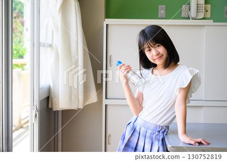小學女生在教室裡喝著拉姆尼 學校生活 小學女生在教室裡喝著拉姆尼 學校生活 130752819
