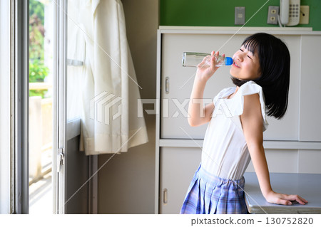 小學女生在教室裡喝著拉姆尼 學校生活 小學女生在教室裡喝著拉姆尼 學校生活 130752820