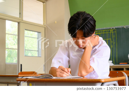 學生在學校教室上課 130753977