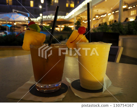 Tropical cocktails to brighten up your Hawaiian night Tropical cocktails to brighten up your Hawaiian night 130754167