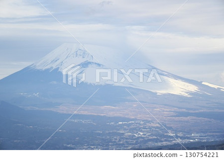 雪和富士山 130754221