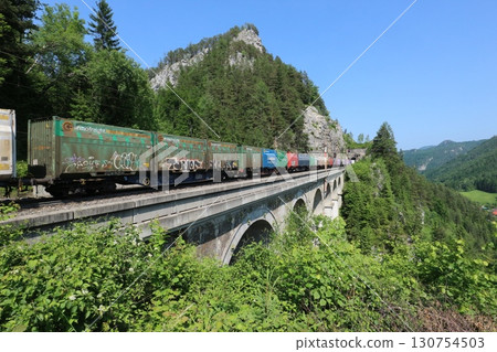 奧地利：克勞斯橋和貨運列車 130754503
