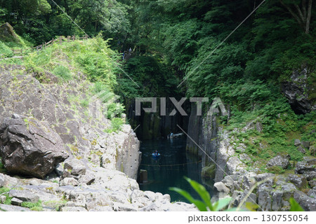 盛夏的高千穗峽 從三段橋眺望盛夏的高千穗峽 盛夏的高千穗峽 從三段橋眺望盛夏的高千穗峽 130755054
