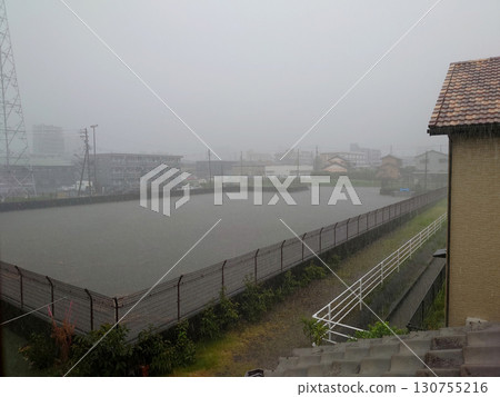 洪氾區:暴雨和洪水警報發佈時,洪氾區接近滿載狀態(廣角鏡頭,監視器鏡頭) 洪氾區:暴雨和洪水警報發佈時,洪氾區接近滿載狀態(廣角鏡頭,監視器鏡頭) 130755216