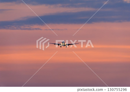 飛機背景,各種表情的雲,天空,太陽,傍晚的天空,日出 飛機背景,各種表情的雲,天空,太陽,傍晚的天空,日出 130755296