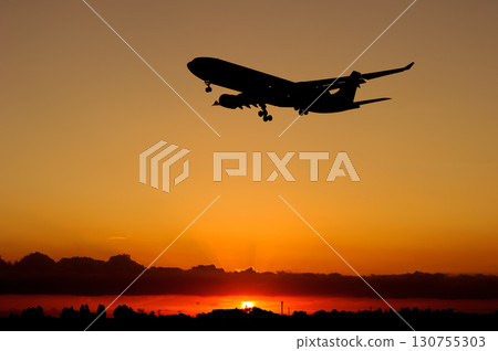 飛機背景,各種表情的雲,天空,太陽,傍晚的天空,日出 飛機背景,各種表情的雲,天空,太陽,傍晚的天空,日出 130755303