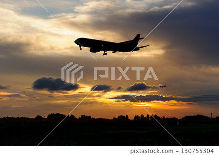 Airplane background, clouds of various expressions, sky, sun, evening sky, sunrise Airplane background, clouds of various expressions, sky, sun, evening sky, sunrise 130755304
