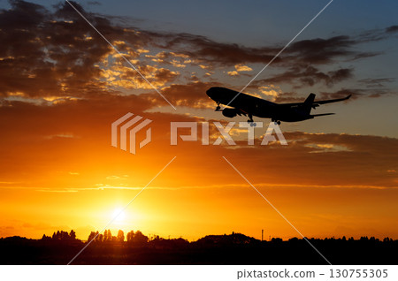 飛機背景,各種表情的雲,天空,太陽,傍晚的天空,日出 飛機背景,各種表情的雲,天空,太陽,傍晚的天空,日出 130755305