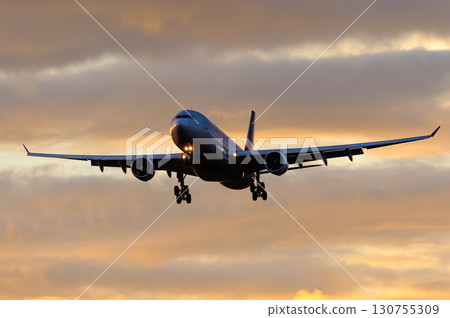 飛機背景,各種表情的雲,天空,太陽,傍晚的天空,日出 飛機背景,各種表情的雲,天空,太陽,傍晚的天空,日出 130755309