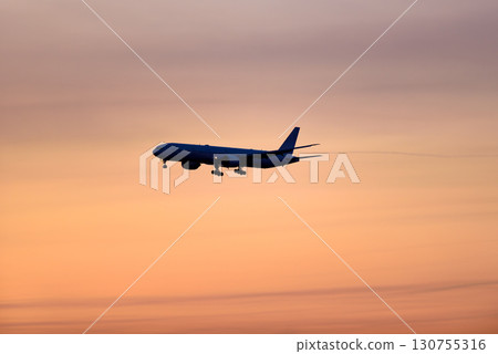 飛機背景,各種表情的雲,天空,太陽,傍晚的天空,日出 飛機背景,各種表情的雲,天空,太陽,傍晚的天空,日出 130755316