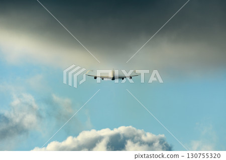 飛機背景，各種表情的雲，天空，太陽，傍晚的天空，日出 130755320