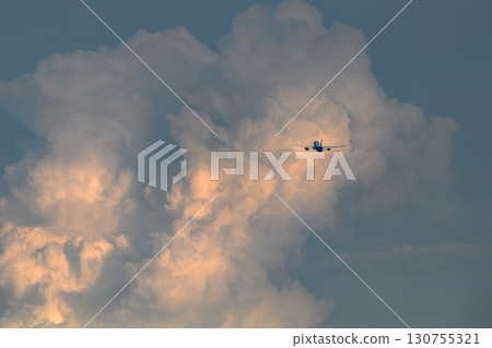 夕陽中漂浮的飛機，背景中各種表情的雲彩，天空，太陽，傍晚的天空，日出 130755321