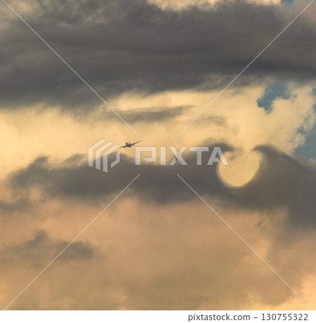 飛機背景，各種表情的雲，天空，太陽，傍晚的天空，日出 130755322