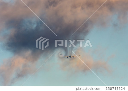 飛機背景，各種表情的雲，天空，太陽，傍晚的天空，日出 130755324